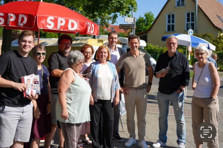 Infostand der SPD Zehlendorf mit Steffen Krach am Ladius-Markt